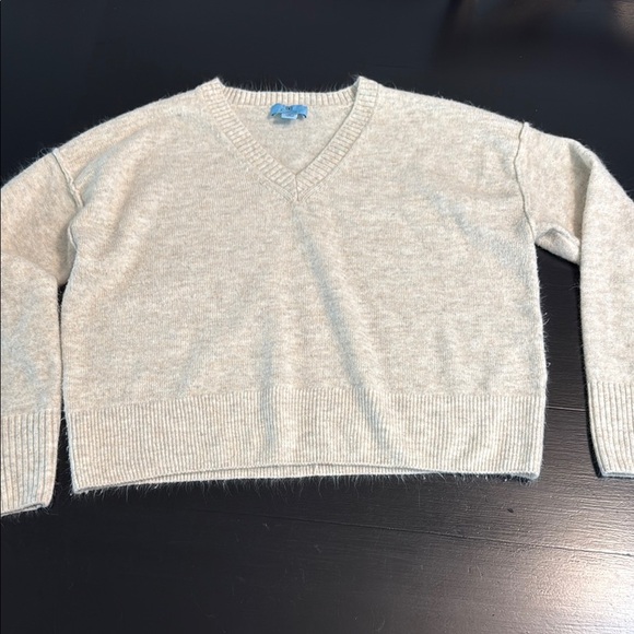 CeCe Cream V-Neck Sweater Soft Knit - Picture 1 of 7